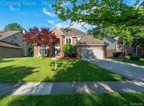7386 Woodlore Dr, West Bloomfield, MI, 48323-1390 | Card Image