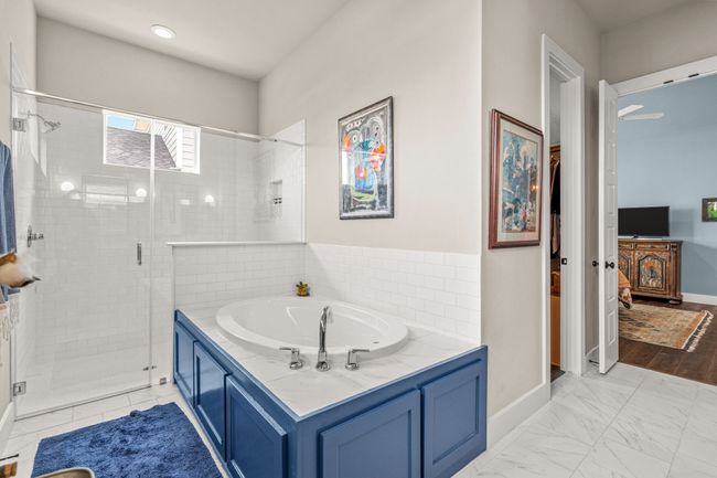 Garden tub and separate shower | Image 22