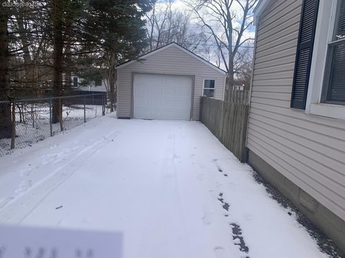 6533 Cloverton Dr, Waterford, MI, 48329-1201 | Card Image