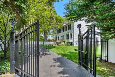 Private Gated Entryway | Image 1