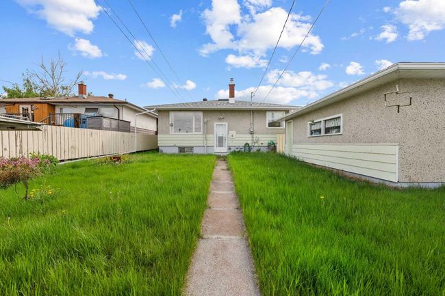 8 Foley Road Se, House other with 3 bedrooms, 1 bathrooms and 3 parking in Calgary AB | Image 32