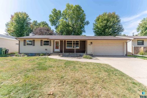 933 S Grandview Ave Avenue, Sioux Falls, SD, 57103 | Card Image