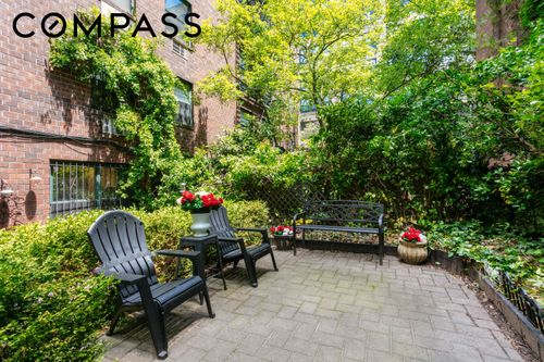 gb-129 Barrow St, New York, NY, 10014-2833 | Card Image