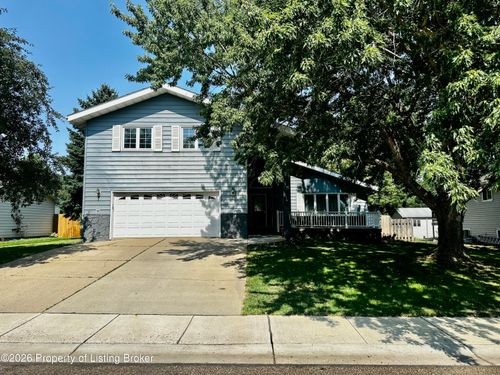 746 24th Street W, Dickinson, ND, 58601 | Card Image