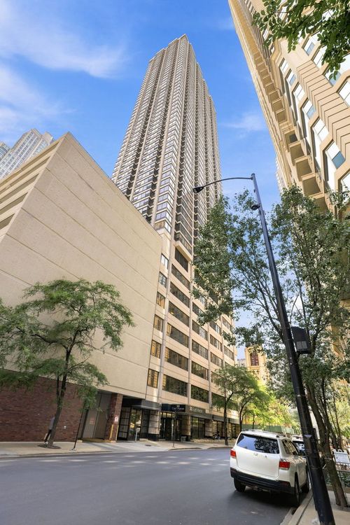 2007-30 E Huron St, Chicago, IL, 60611-2778 | Card Image