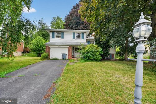 2055 Johnston Dr, Bethlehem, PA, 18017-2740 | Card Image