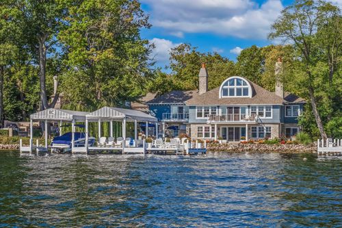 8 Hillside Dr, Lake Geneva, WI, 53147-9707 | Card Image
