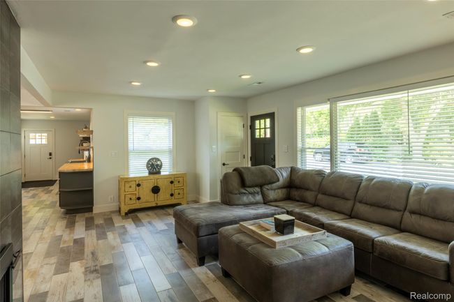 Living room entry view into the kitchen | Image 4