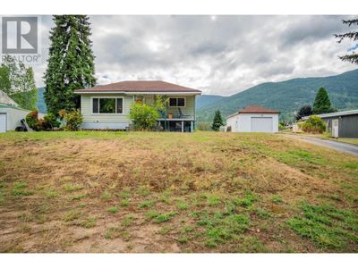 526 13 Th Ave, House other with 2 bedrooms, 2 bathrooms and null parking in Genelle BC | Image 2