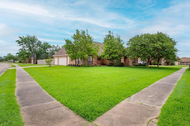 603 Oleander St, House other with 4 bedrooms, 3 bathrooms and 3 parking in Lake Jackson TX | Image 4