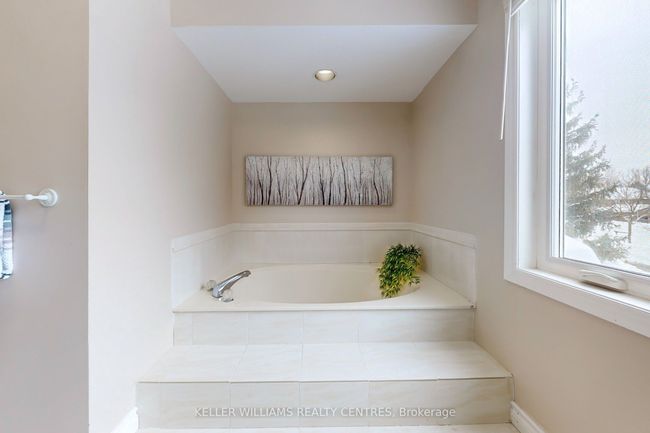 32 Petch Cres, House other with 4 bedrooms, 3 bathrooms and 4 parking in Aurora ON | Image 22