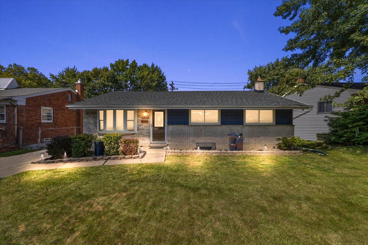 12 Mile Rd, Saint Clair Shores, MI 48081