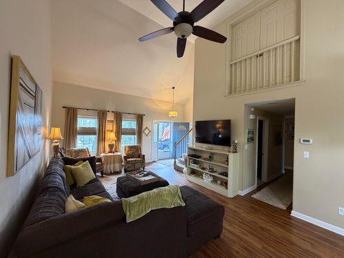 c-1 Hawthorne Ct, Pocasset, MA, 02559-2318 | Card Image