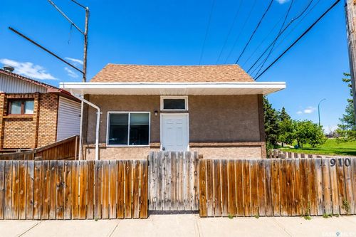 910 Lillooet St W, Moose Jaw, SK, S6H4Z8 | Card Image