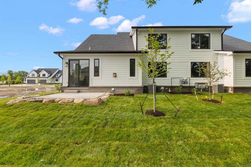 5793 Heights Dr, Sterling Heights, MI, 48314-1710 | Card Image