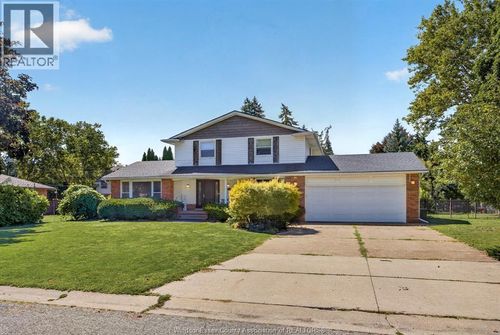 2477 Mark Ave, Windsor, ON, N9E2W2 | Card Image