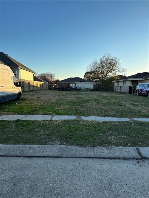8512 Regiment Dr, Chalmette, LA, 70043-1638 | Card Image