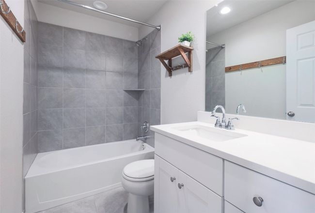 Upstairs guest bath | Image 23