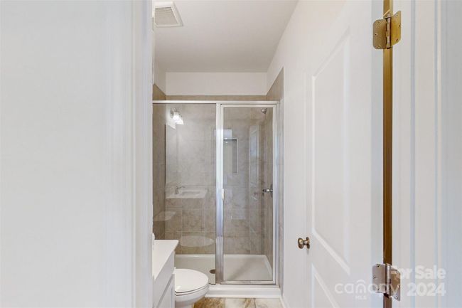 Main level secondary bath | Image 8