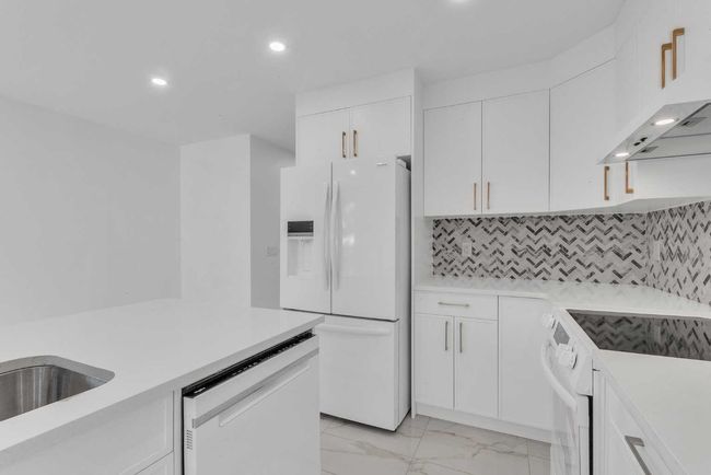 116 Strathcona Close Sw, House other with 4 bedrooms, 4 bathrooms and 4 parking in Calgary AB | Image 5
