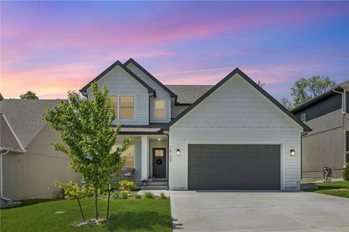 16135 Giorgia St, Parkville, MO, 64152-8774 | Card Image