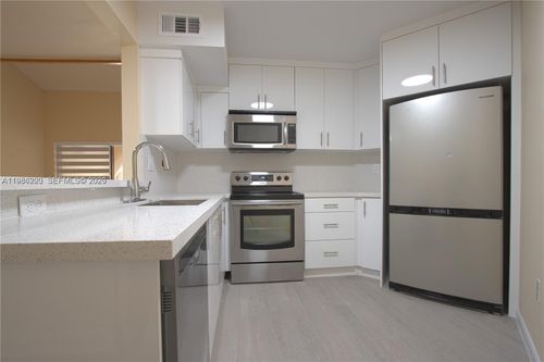 213-1-10233 Nw 9th Street Cir, Miami, FL, 33172-6632 | Card Image