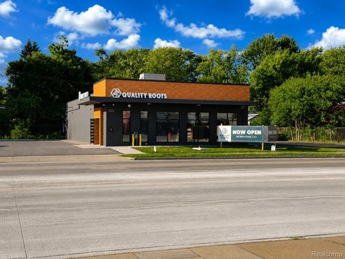 41 E Walton Blvd, Pontiac, MI, 48340-1262 | Card Image