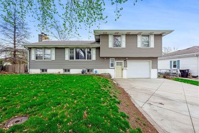 Tri-level home with a front yard and a garage | Image 3