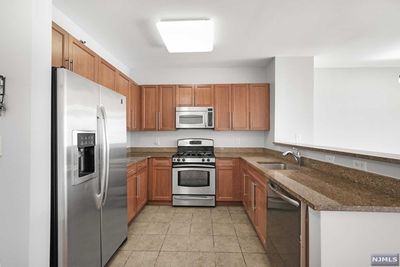 4 Constellation Place, Home with 2 bedrooms, 2 bathrooms and null parking in Jersey City NJ | Image 3