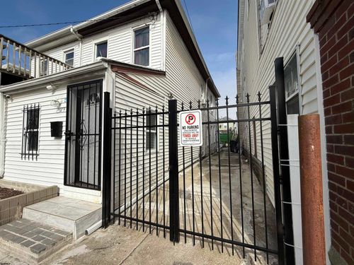 29 N Texas Ave, Atlantic City, NJ, 08401-3930 | Card Image