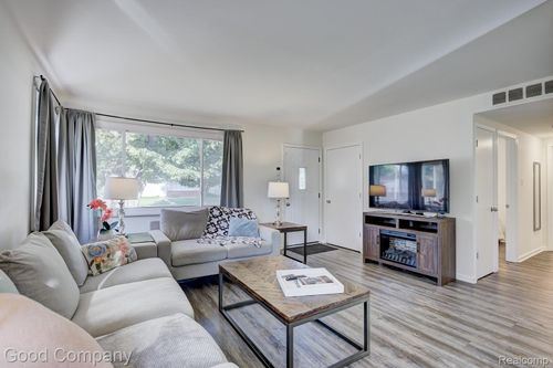 21900 Eastwood St, Oak Park, MI, 48237-2818 | Card Image