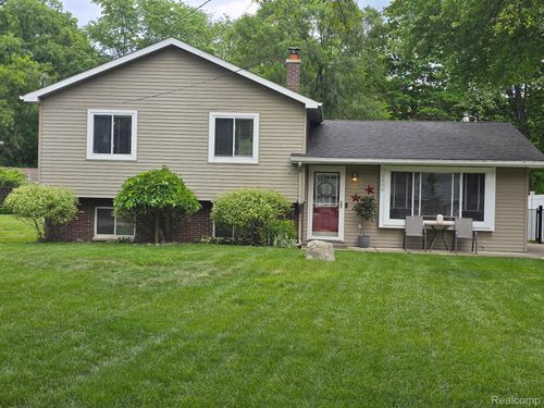2909 Central Blvd, Milford, MI, 48380-2203 | Card Image