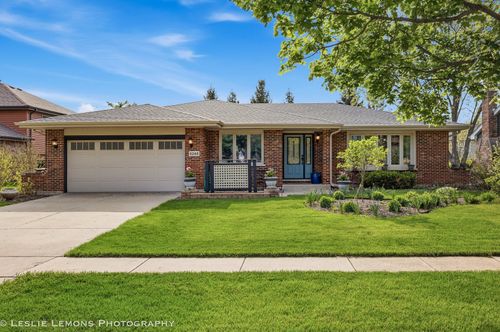 8248 Middlebury Ave, Woodridge, IL, 60517-7727 | Card Image