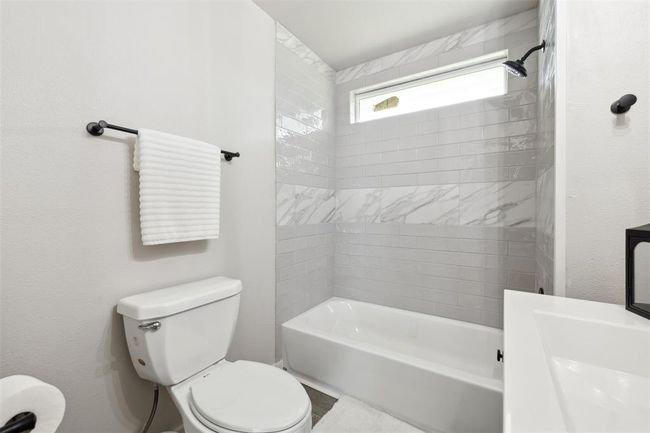 5530 Us Highway 90 A W, House other with 4 bedrooms, 2 bathrooms and 2 parking in Shiner TX | Image 23