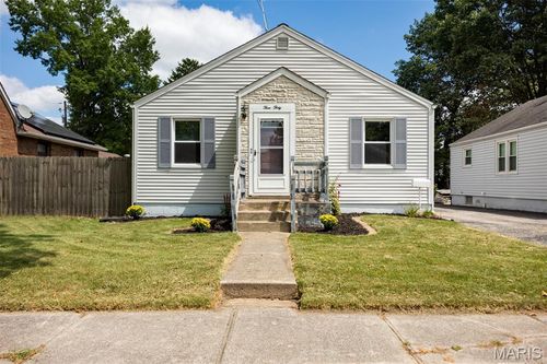 330 N Chestnut St, Litchfield, IL, 62056-1655 | Card Image