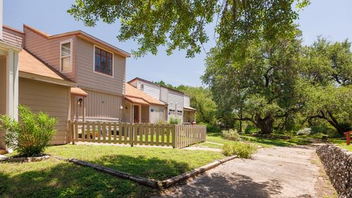 4 Townhouse Cir, Wimberley, TX, 78676-3419 | Card Image