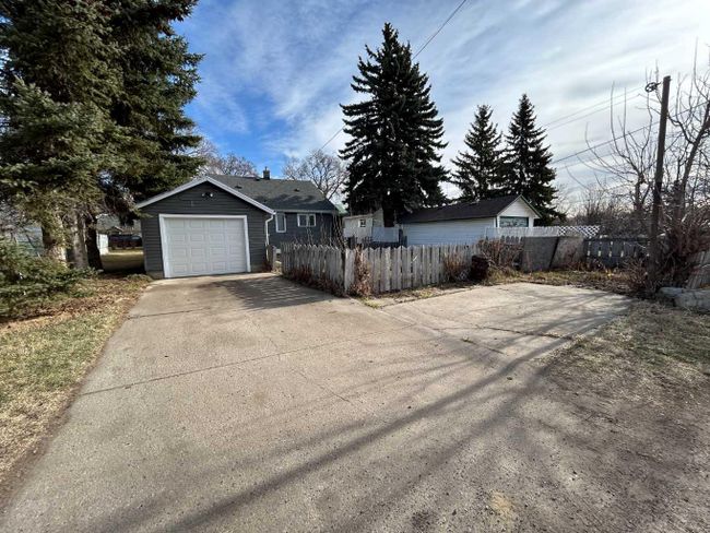 5003 56 Avenue, Home with 4 bedrooms, 1 bathrooms and 3 parking in Ponoka AB | Image 5