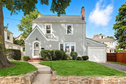 82 Shelley Ave, Port Chester, NY, 10573-2218 | Card Image