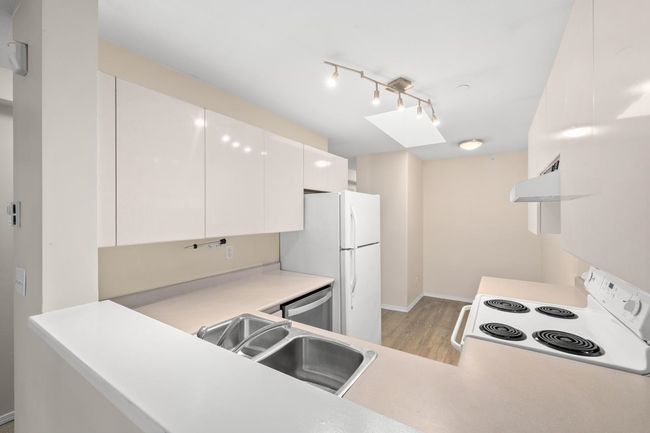 406 - 509 Carnarvon St, Condo with 2 bedrooms, 1 bathrooms and 2 parking in New Westminster BC | Image 6