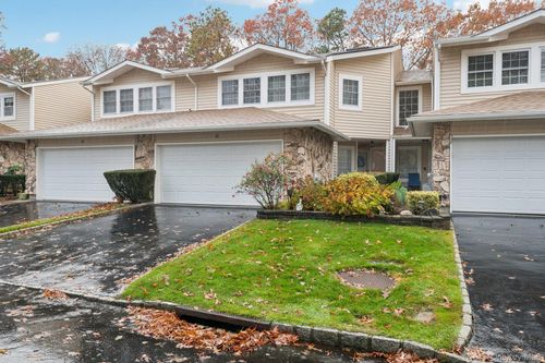 16 Hampshire Ct, Holbrook, NY, 11741-2851 | Card Image