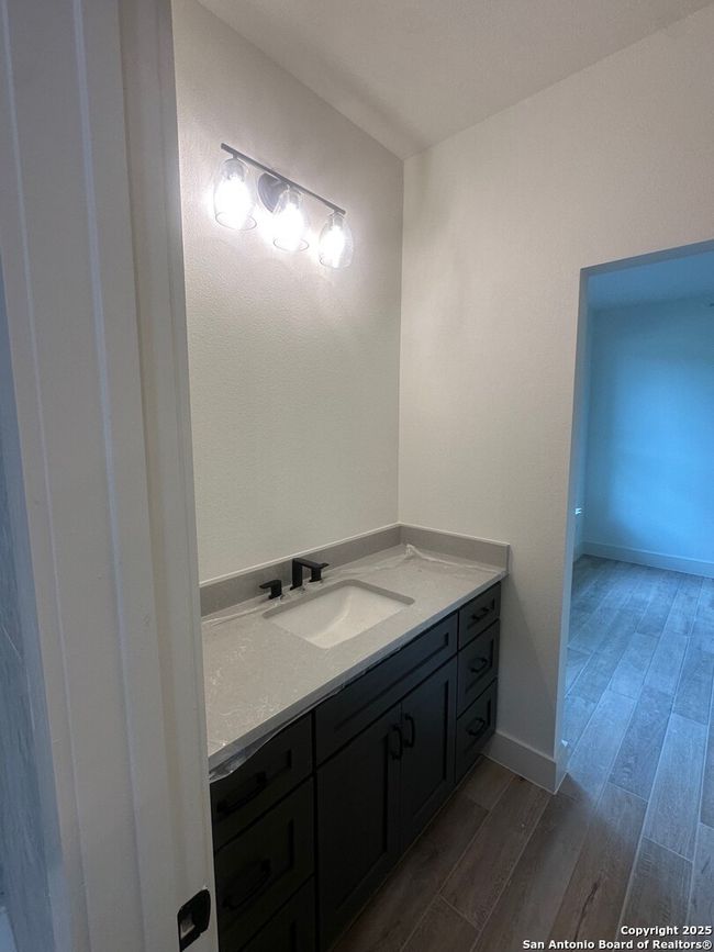 Jack and Jill Bathroom | Image 25