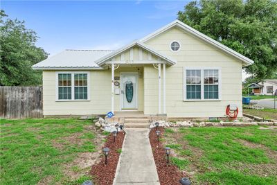 811 E Clare Street, House other with 3 bedrooms, 3 bathrooms and null parking in Beeville TX | Image 1