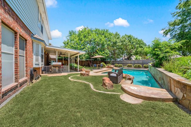 Enjoy hot summers with your family playing in the sparkling pool! Everyone will have a great time splashing around and staying cool! | Image 14