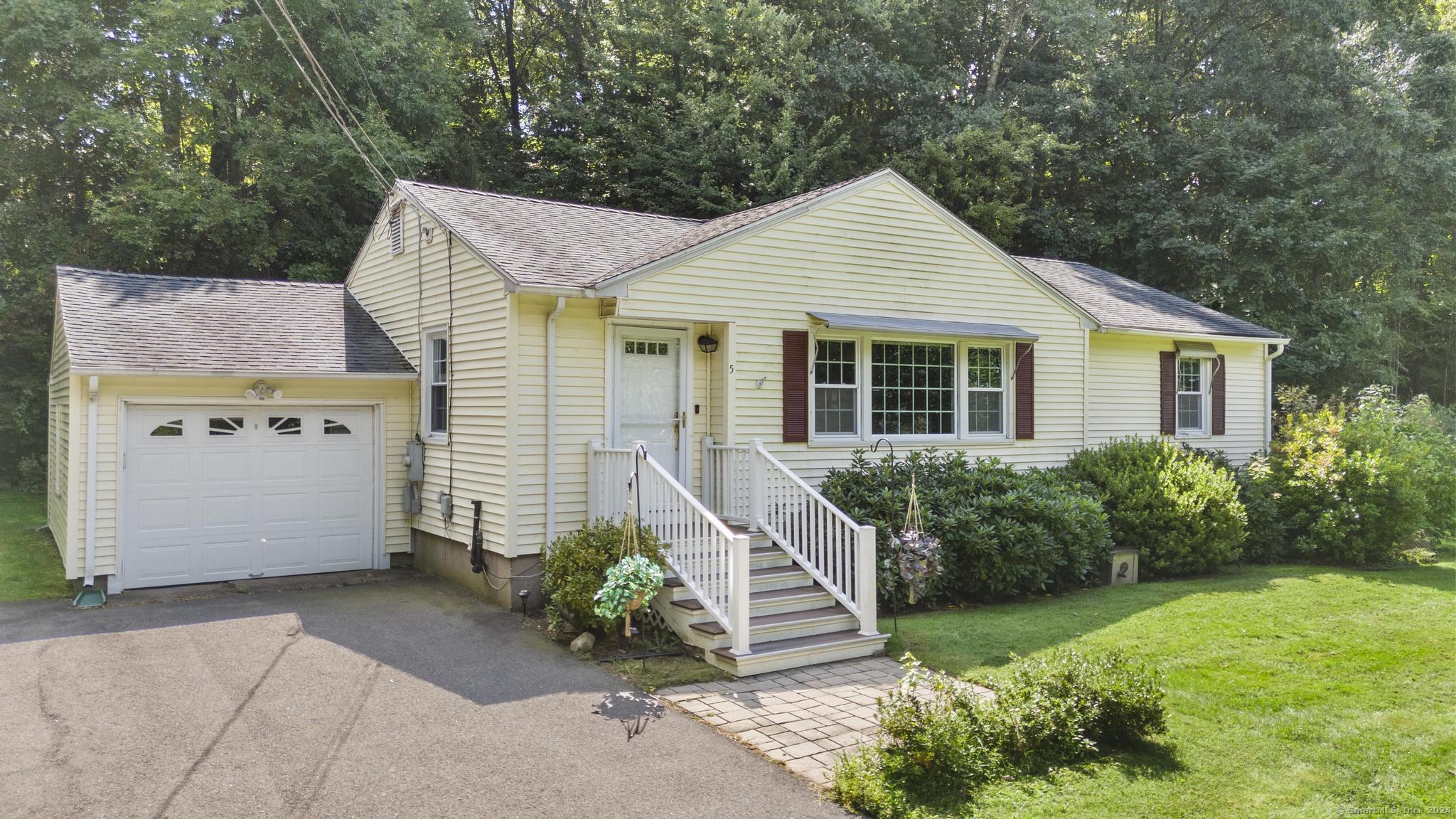 Rockview Dr, Cheshire, CT 06410