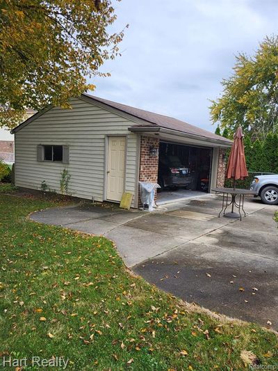 15674 Sigwalt Drive, Home with 3 bedrooms, 1 bathrooms and null parking in Clinton Twp MI | Image 2