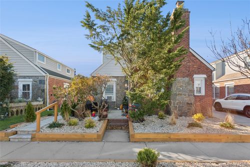 107 Pacific Blvd, Long Beach, NY, 11561-3821 | Card Image