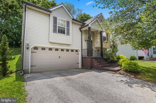 712 Blossom Hill Ln, DALLASTOWN, PA, 17313-9429 | Card Image