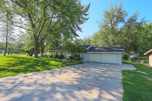 413 Channel Dr, Island Lake, IL, 60042-9442 | Card Image