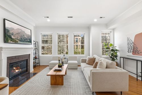 2-909 W Roscoe St, CHICAGO, IL, 60657-2308 | Card Image