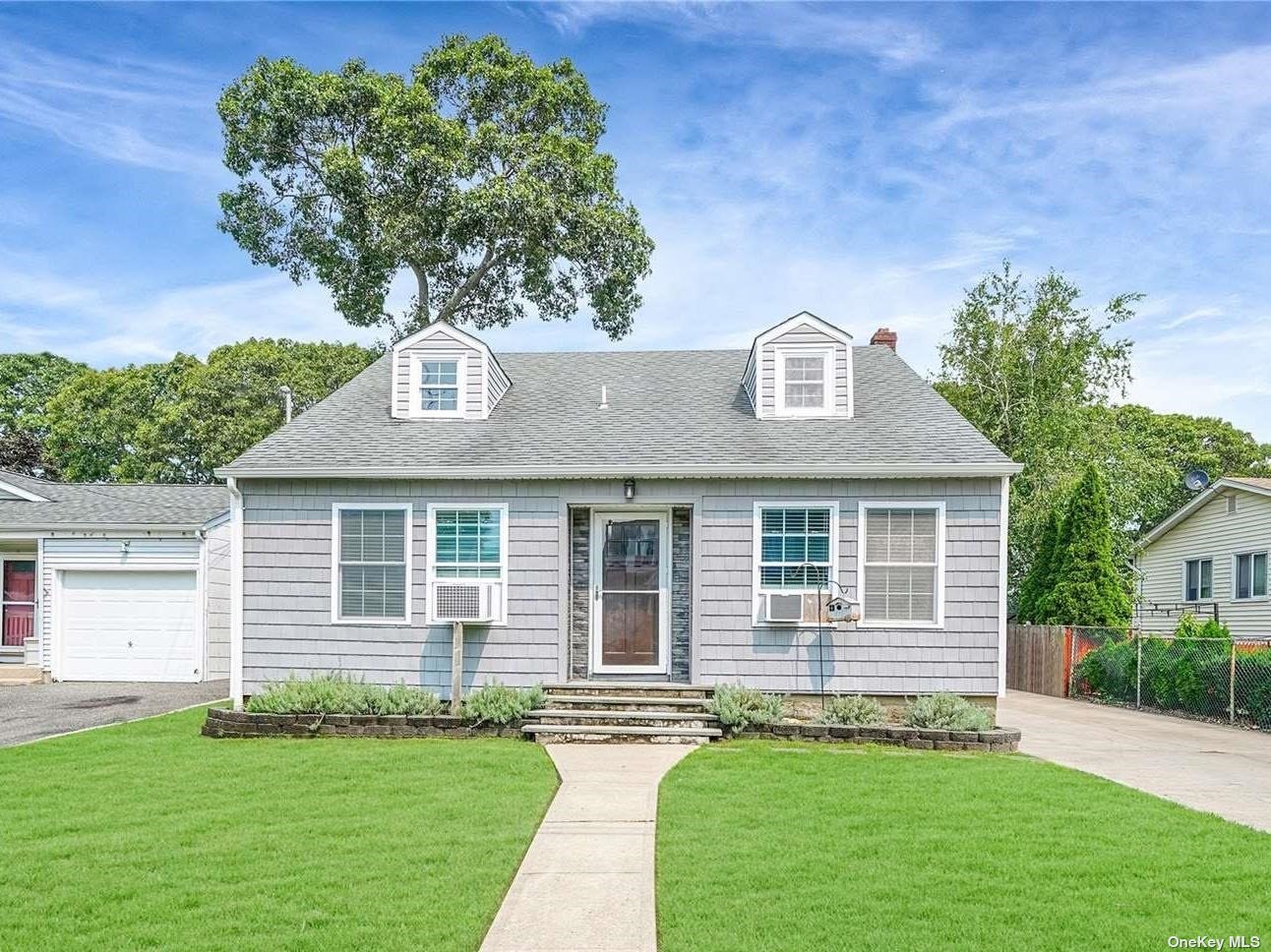 Cedarhurst Ave, Selden, NY 11784